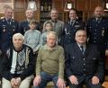 Bild: dob
Vorsitzender Herbert Zitzmann (hintere Reihe, Zweiter von links) zeichnet etliche treue Mitglieder aus. Einer von ihnen ist Johann Schieder (vorne, links), der seit 70 Jahren dabei ist. Johann Schmucker (vorne, Mitte) ist seit 60 Jahren dabei. Neu in der Jugendwehr sind Simon Uschold (Mitte, links) und Josef Braun (Mitte, rechts).