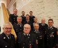 Bild: flm
Die geehrten und beförderten Mitglieder der Feuerwehr Waldsassen mit Vorsitzendem Dr. Wolfgang Fortelny (links) und Kommandant Tobias Tippmann (rechts).