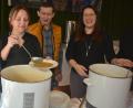 Bild: jr
Christine Ernstberger, Pfarrgemeinderatssprecher Lothar Kick und Sandra Schug (von links) bei der Ausgabe der Kartoffelsuppe im Josefsheim.
