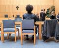 Bild: scm
Der Angeklagte wartet mit Fußfesseln alleine auf seinem Platz, während sich die Richter für Beratungen zurückgezogen haben. Gegen den 27-Jährigen wurde mittlerweile Haftbefehl erlassen.