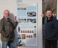 Bild: Wohlgemuth/exb
Ulrich Wohlgemuth (links) und Franz Baumer haben die Informationstafel zur "alten Dorfkapelle" am Anwesen Scheuer montiert.
