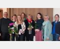 Bild: Vogl/exb
Pfarrer Kaufmann (links) und Vereinsvorsitzende Angelika Vogl (Zweite von rechts) begrüßten die neu aufgenommen Mitglieder mit einer Rose.