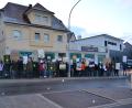 Bild: rti
Die Demonstranten hatten sich gegenüber der Stadthalle positioniert und empfingen Ministerpräsident Markus Söder mit zig Plakaten gegen die Windkraft.