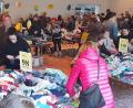 Bild: myd
Eine sehr breite Auswahl aus Kleidung und weiteren Artikeln rund ums Kind vom Baby bis zum Jugendlichen war beim Kindersachenflohmarkt in Grafenwöhr geboten. Eine große Anzahl an Besuchern nutzen das Angebot.