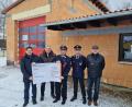 Bild: rdh
Der OWV übergab der Feuerwehr Thanhausen eine Spende in Höhe von 1000 für den Anbau an das Gerätehaus. Im Bild: (von links) OWV-Vorsitzende Alois Sladky und Bernd Schwamberger, Feuerwehr-Vorsitzender Tobias Schwamberger, Zweiter Kommandant Phillip Sertl und OWV-Kassier Josef Hecht.
Im Hintergrund die neu errichtete Garage und der Schulungsraum.