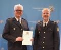 Bild: Polizeipräsidium Oberpfalz/exb
Erster Polizeihauptkommissar Armin Kott (links) wurde vom Polizeivizepräsidenten Thomas Schöniger in den Ruhestand verabschiedet.