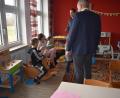 Bild: lue
Kinder beschäftigen sich im Spielzimmer in der Notunterkunft in Fockenfeld. Bei einem Termin besichtigen Landrat Roland Grillmeier (vorne, rechts) und Bundestagsabgeordneter Albert Ruprecht die Räumlichkeiten.