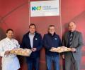 Bild:  Kliniken Nordoberpfalz, Michael Reindl.)
Christian Regner und Josef Plank von der Milchunion Weiden (Mitte) spendeten insgesamt 2000 Krapfen für die Patientinnen und Patienten der KNO. Dafür bedanken sich Küchenchef Ronny Hinderlich (links) und Karl Wittmann, Leiter der Wirtschaftsbetriebe (rechts).