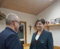 Bild: gri
Die neue Vorsitzende des Musikvereins Freudenberg, Kathrin Hösl, beim Maßnehmen. Die Jacke wird blau, das Modell auf dem Foto war nur für die Anprobe da.