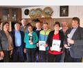 Bild: Josef Böhm/exb
Bei der Preisverleihung für das Reisejahr 2022 gab’ es Lob und Anerkennung für die Preisträger. Im Bild von links: Stellvertretende Bürgermeisterin Rita Salomon, Vorsitzender („Über Berg und Tal“) Anton Stigler, Josef Baier, die Einsatzstellenmeister Michaela und Martin Stefan, Robert Brandstätter, Doris und Josef Leonhardt, Vorsitzender („Heim ins Murachtal“) sowie Regionalverbandsvorsitzender Willibald Pirzer.