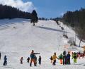 Bild: gis
Am Vormittag genossen vor allem Schülerinnen und Schüler, wie hier die Grundschulklassen von Fichtelberg und Mehlmeisel, das winterliche Ambiente am Klausenlift.