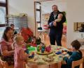Bild: ubb
Sonja Zölch (links, am Tisch sitzend) und ihr Partner Jörg Bogensberger (stehend) kamen mit ihren drei Kindern Leopold (auf dem Arm seines Papas), Mathilde (Mitte, sitzend am Tisch) und Ferdinand (rechts sitzend) zum Neugeborenen-Empfang in das städtische Kinderhaus Kunterbunt.