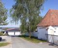 Bild: bjp
Bild aus vergangenen Tagen: Weil sie sich um die Sicherheit von Friedhofsmauer und Leichenhalle sorgt, beantragt die Burkhardsreuther Kirchenverwaltung die Entfernung dieser Birke. Der Gemeinderat gab hierfür nun grünes Licht, die Fällung ist inzwischen erfolgt.