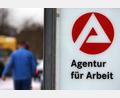 Symbolbild: Bernd Wüstneck
Rund 80 Personen mussten im Februar 2023 nach dem Verlust ihres Jobs den Gang zur Agentur für Arbeit in Sulzbach-Rosenberg antreten. Im Gegenzug nahmen rund 90 Menschen eine Erwerbstätigkeit auf.