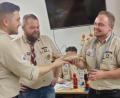 Bild: lz
Florian Schleicher ( Mitte ) unterstützt die Pfadfindersache weiter
auf unterschiedlichen Ebenen. Vorsitzender Matthias Dollacker (links) aus Ensdorf 
freut sich über den neuen Vorsitzenden July Hummel (Amberg St. Georg).