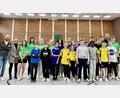 Bild: jzk
Lehrer Christian Beck, Rektorin Christine Wiesend (von links) und Lehrer Thomas Seitz (hinten rechts) freuten sich über die guten Leistungen beim Badminton-Turnier der Mittelschule Kemnath.