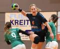 Archivbild: G. Büttner
Franziska Scheidler (am Ball) hat sich beim Sieg des HC Weiden in Hemau den Mittelfuß gebrochen und wird für mehrere Wochen ausfallen.