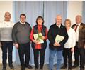 Bild: gi
Pfarrsekretärin Maria Beugler und Mesner Hans Klug (Mitte) werden beim Pfarrfamilien-Nachmittag von Pfarrer Udo Klösel (Zweiter von links), Kirchenpfleger Franz Sturm (links) sowie Diakon Herbert Sturm und PGR-Sprecherin Elisabeth Völkl (von rechts) verabschiedet.