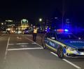 Bild: Tiedemann/vifogra/dpa
Der Bereich um das Fahrzeug eines Rasers, der sich einer Polizeikontrolle entziehen wollte, ist in Regensburg weiträumig von der Polizei abgesperrt.