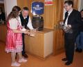 Bild: tra
Barbara Brechler, eine ukrainische Mitarbeiterin im Kloster, zapft im Beisein von Wolfram Seebauer und Norbert Wallerer (von links) das erste Fass Bockbier an.