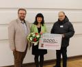 Bild: Hans Walter/exb
Vorsitzender Hans Walter und Gabi Scherl überreichten den Scheck an Andreas Steinl (von links).