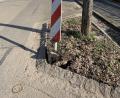 Bild: Polizei Sulzbach-Rosenberg
Eine aufmerksame Zeugin beobachtete in Sulzbach-Rosenberg eine Unfallflucht. Zurück blieb in der Kettlerstraße die beschädigte Leitbake.