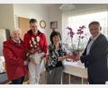 Bild: kle
Oberbürgermeister Jens Meyer überreicht Paula Kolar zu ihrem 100. Geburtstag Blumen. Auch die Vorsitzende der AWO Weiden, Hilde Zebisch, und Michael Hirsch beschenkten die Jubilarin.
