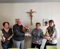 Bild: gz
Pfarrer Erwin Bauer überreichte der Organistin und Pfarrsekretärin Martina Brenner einen Blumenstrauß, Kirchenpflegerin Nicola Hummer eine besondere Torte und Pfarrgemeinderatssprecherin Agnes Härtl (links) leckere Dreingaben.