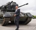 Archivbild: Marcus Brandt/dpa
Bundeskanzler Olaf Scholz (SPD) besucht im Sommer 2022 auf einem Truppenübungsplatz das Ausbildungsprogramm für ukrainische Soldaten an dem Flugabwehrkanonenpanzer Gepard und geht an einem Gepard-Panzer vorbei.