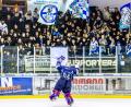 Bild: Tobias Neubert
Goalie Marco Wölfl ließ sich nach seinem Shutout gegen Bad Tölz von den Weidener Fans feiern.
