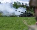 Bild: Sgt. Spencer Rhodes
Ein US-Soldat beobachtet ,wie ukrainische Artilleristen auf dem Truppenübungsplatz Grafenwöhr mit einer Panzerhaubitze M109 schießen. Das Bild stammt aus dem Mai 2022, als erstmals Ukrainer an der Haubitze geschult wurden. Derzeit werden weitere Ukrainer an der Panzerhaubitze geschult.