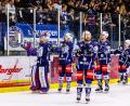 Bild: Werner Moller
Die Spieler der Blue Devils Weiden bedankten sich nach dem Passau-Spiel bei den Fans für die bisherige Unterstützung.