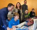 Bild: Hirsch
HWK-Geschäftsführer Alexander Stahl, Vizepräsidentin Kathrin Zellner und Kreishandwerksmeister Florian Danzl (stehend von links) schauten den Schülern der KMK-Realschule Schwandorf über die Schultern. Den Schnupopertag an der Handwerkskammer nutzte auch Michael Fruth (vorne links).