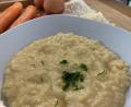 Bild: Michael Schiffer 
In die klare Hühnerbrühe kommen selbst gemachte Nudeln. Serviert wird die italienische Suppe mit viel geriebenem Parmesan.