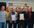 Bild: rfi
Marco Klier, Bürgermeister Ludwig Gürtler, Rudi Tröster, Alfred Eckl, Oskar Götz, Michael Bartmann und Norbert Dobmeier (von links) freuen sich über die Auszeichnungen.