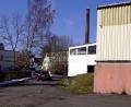Bild: bkr
Die Lenauer Straße im Bereich der Fabrikanlage Trassl Polymer Solutions GmbH wird oft für Ladetätigkeiten genutzt. Zur Entlastung soll sie verlegt werden. Einige Bürger sind dagegen, weil sie mehr Lärm befürchten. Dem Storchenpaar auf dem Schornstein wird es egal sein.