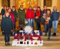 Bild: wbe
Die Frauen, die den Weltgebetstags-Gottesdienst in Rosenberg gestalteten, mit dem Bodenbild in den Landesfarben Taiwans und landestypischen Erzeugnissen aus Landwirtschaft, Technik und Kunst.