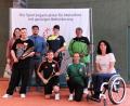 Bild: Friedrich Wölfl/exb
Die Delegation aus Mitterteich stellte sich vor dem Banner der „Special Olympics Tennis“ in Gilching zum Foto auf: Leiterin Doris Scharnagl-Lindinger (rechts), die Sieger Daniel Gleißner, Luca Selch (vorne, von links) und Luca Zwerenz (hinten, Dritter von links) mit ihren Unified-Partnern und Betreuerinnen.