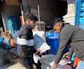 Bild: Yusuf Güdük/exb
Yusuf Güdük (links) betreibt in Kemnath einen Frisörsalon. Als er die Nachricht vom Erdbeben hört, will er helfen. Er sammelt sein Trinkgeld und reist damit in die Türkei. Hier kauft er Lebensmittel für die Opfer.