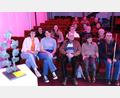 Bild: Hirsch
Blick in den Kinoraum der Spitalkirche: Zum Auftakt des Zwickl-Filmfestivals lief der Beitrag „Born in Evin“. Links die Trophäe, die Anne Schleicher (vorne Zweite von links) am 11. März dem Gewinner des bayerischen Dokumentarfilmpreises überreichen wird.