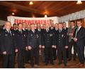 Bild: frd
Den Geehrten für 40 Jahre Feuerwehrdienst gratulierten Bürgermeister Martin Birner (von rechts), Landrat Thomas Ebeling, Kreisbrandinspektor Christian Weinfurtner (hintere Reihe von rechts) und Kreisbrandrat Christian Demleitner sowie die vier Kreisbrandmeister (links).
