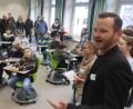 Bild: Kunz
Studiendirektor Klaus Binner erklärt Eltern und interessierten Schülerinnen und Schülern die Vorzüge des Klassenzimmers der Zukunft.