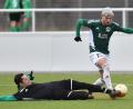 Bild: af
Florian Schrepel grätscht gegen den Mitterteicher Justin Wagner. Landesligist SV Mitterteich verlor das Testspiel gegen Bezirksligist FC Weiden-Ost mit 1:2.