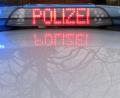 Symbolbild: Carsten Rehder/dpa
Die Schriftzug „Polizei“ leuchtet auf dem Dach eines Streifenwagens der Polizei.