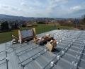 Bild: Stadt Oberviechtach/exb
Die Sonnenenergie auf den Dächern einfangen: Oberviechtacher Bürger erhalten im Bauamt eine PV-Potenzial-Analyse für ihr Anwesen. Die Stadt hat die Halle des neuen Wasserwerks (Bild) mit Solarmodulen ausgestattet.