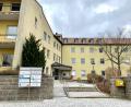 Bild: Gabi Schönberger
Derzeit sind verschiedene medizinische Einrichtungen im ehemaligen Vohenstraußer Klinikum untergebracht. Noch im März sollen Flüchtlinge in den zweiten Stock des Gebäudes ziehen.