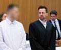 Bild: Sven Hoppe/dpa
Einer der wegen Mordes angeklagten Männer (l) neben seinem Rechtsanwalt im Landgericht München.