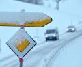 Bild: Uwe Lein/dpa/Symbolbild
Neuschnee bedeckt ein Vorfahrtsschild und einen Wegweiser.