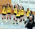 Archivbild: Hubert Ziegler
Die Hahnbacher Volleyballerinnen um Trainer Sigi Meier (vorne rechts) bejubeln den vorzeitigen Klassenerhalt in der Regionalliga Südost.