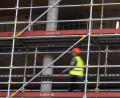 Bild: Sebastian Gollnow/dpa
Mitarbeiter aus dem Baugewerbe melden sich derzeit saisonbedingt arbeitslos. Auch das trägt zum Anstieg der Arbeitslosenzahlen bei.